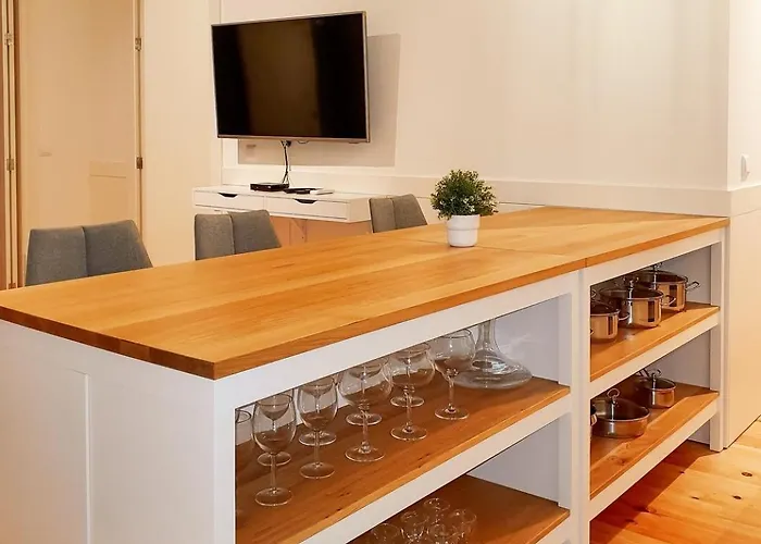 Comfortable Flat, Cozy Balcony Close To Aliados Av Порту