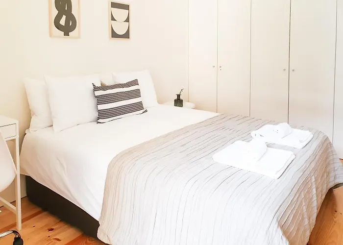 Comfortable Flat, Cozy Balcony Close To Aliados Av شقة *