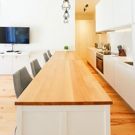 Comfortable Flat, Cozy Balcony Close To Aliados Av Daire