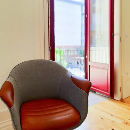 Comfortable Flat, Cozy Balcony Close To Aliados Av Daire Porto