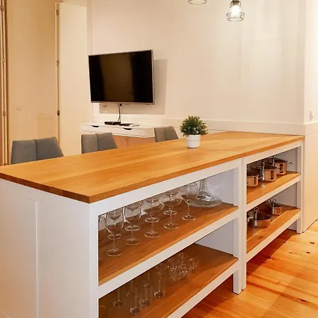 Comfortable Flat, Cozy Balcony Close To Aliados Av Порту