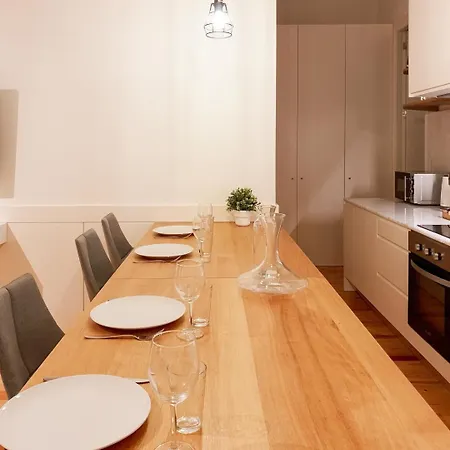 Daire Comfortable Flat, Cozy Balcony Close To Aliados Av