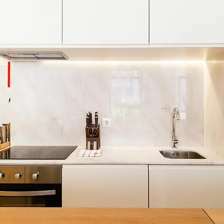 Daire Comfortable Flat, Cozy Balcony Close To Aliados Av Porto