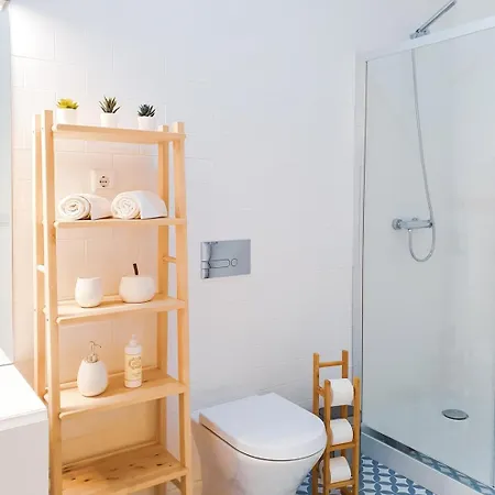 Comfortable Flat, Cozy Balcony Close To Aliados Av Daire