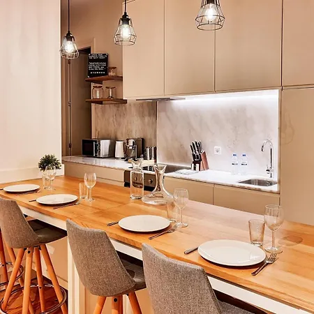 Daire Comfortable Flat, Cozy Balcony Close To Aliados Av Porto