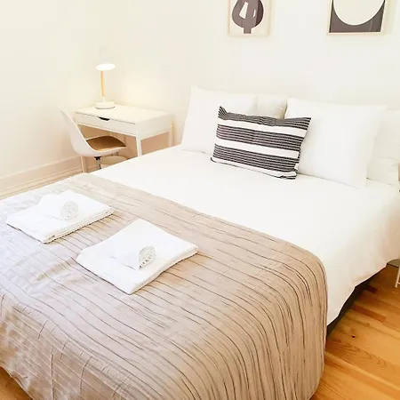 Comfortable Flat, Cozy Balcony Close To Aliados Av Daire Porto