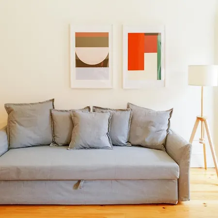 Daire Comfortable Flat, Cozy Balcony Close To Aliados Av Porto