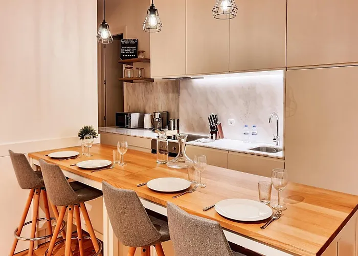 Apartment Comfortable Flat, Cozy Balcony Close To Aliados Av Porto